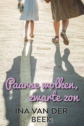 Paarse wolken zwarte zon